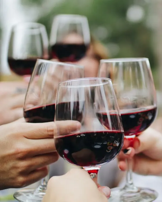 Pahare de vin roșu ridicate la un toast